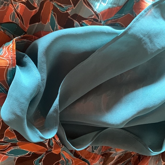 NWOT Modern Leaf Patterned Blouse - Picture 7 of 8